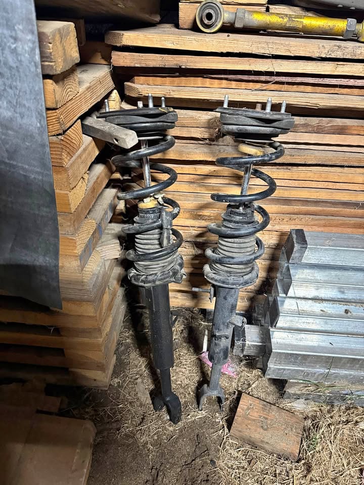 Front g35/350z shocks with lowering springs