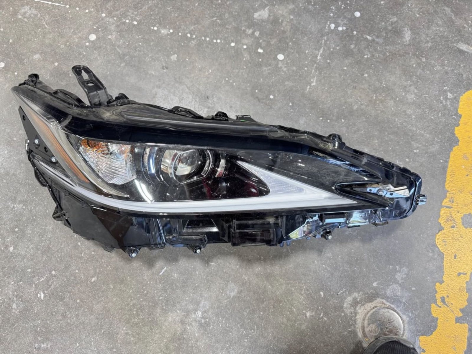 2022-2024 Lexus ES350 Right Headlight