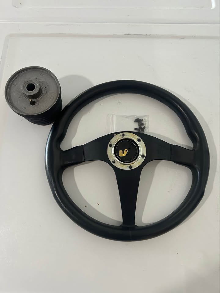 Momo Steering wheel with hub for BMW