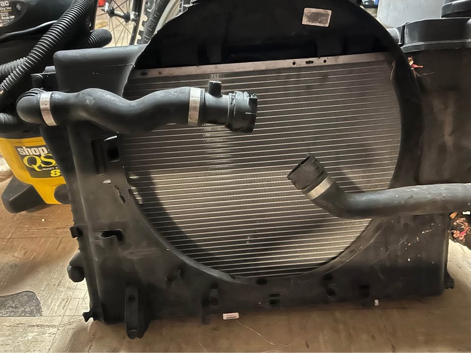 2003 530 I radiator assembly
