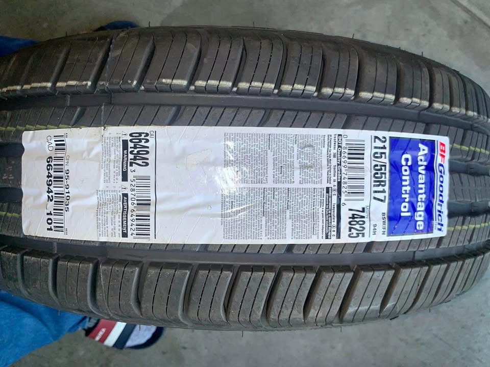 Brand New Tire (BFGoodrich Advantage Control 215/55R17 94H)