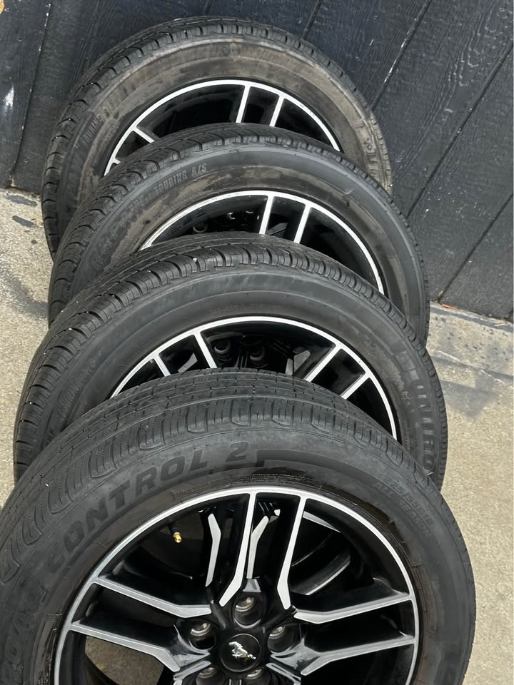 Mustang car for ram and tire very nice good condition