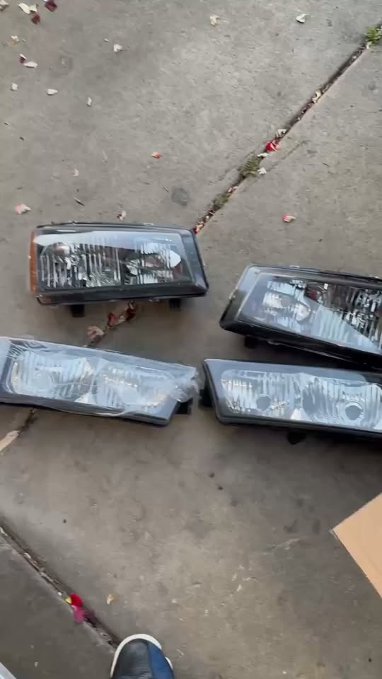 2003-2006 Chevrolet Silverado Headlights and Parking Lights Set