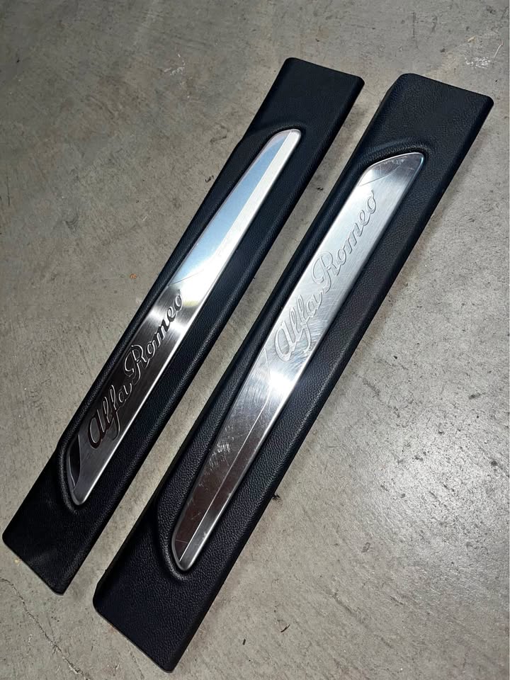 17/22 Alfa Romeo Giulia Front Door Trims