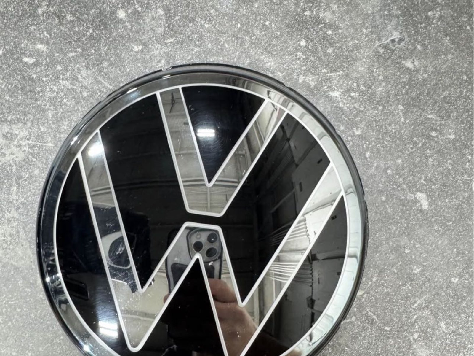 2024-2025 VW Atlas Emblem with Ambient Light