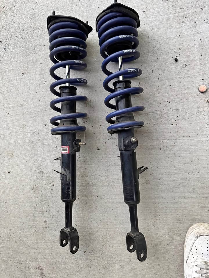 G35 front suspension with H&R lowering springs