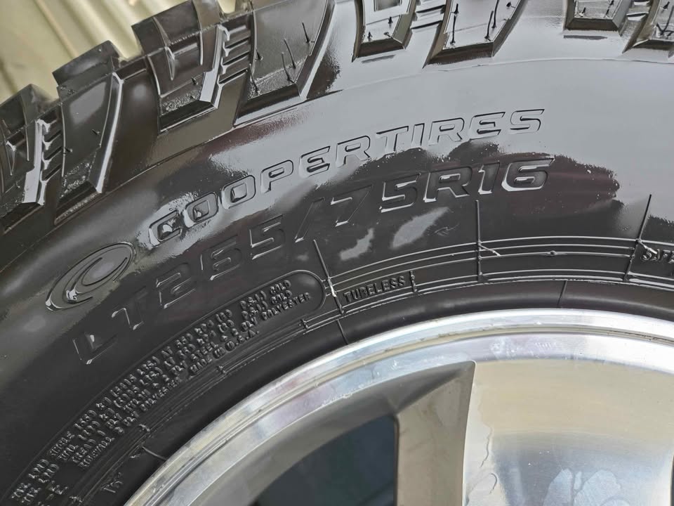 FJ CRUISER WHEELS 2023 TIRES ALMOST NEW 265/75R16