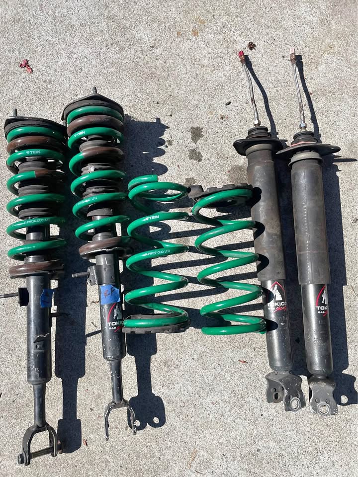 350z tokico adj shocks with dampeners and tien springs. Divorced set up.